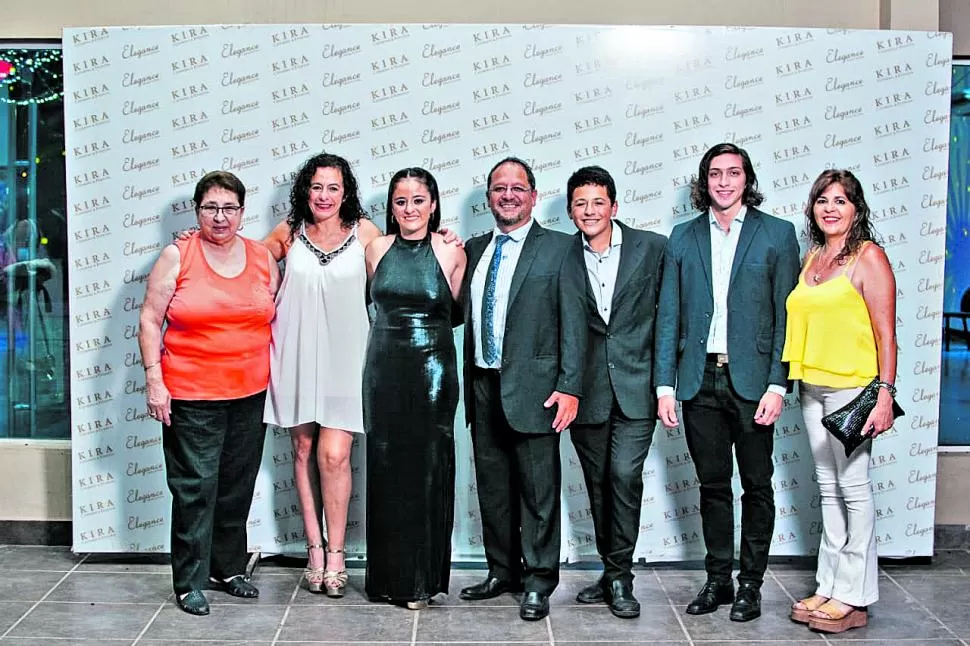 ANTONINA LA BRUNA. La ganadora junto a sus hijas, en un evento reciente. Dijo que viajará a Salta.  