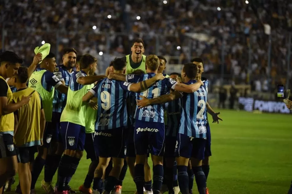 LOCURA. Cuando el árbitro pitó el final, los jugadores se unieron con los hinchas al compás de las canciones. 