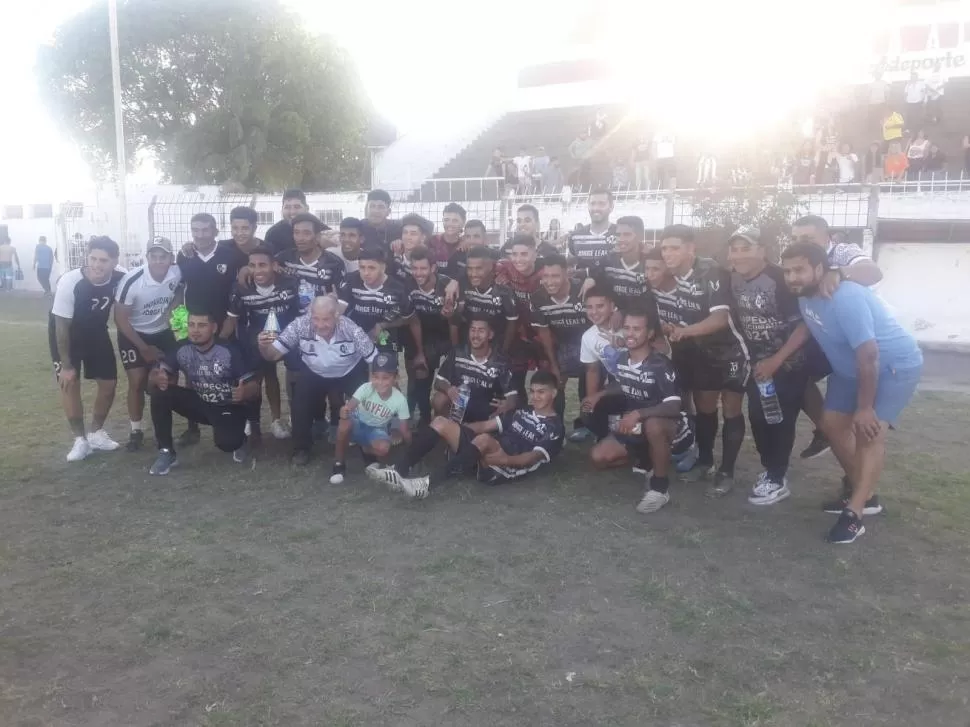 FESTEJO. Jugadores, cuerpo técnico y auxiliares de Unión del Norte posan al final del duelo ante Deportivo Aguilares.  La Gaceta / foto de Carlos Oardi