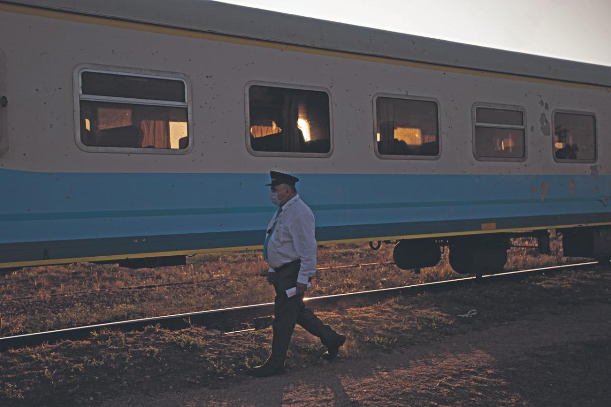 Bienal de Fotografía: documentaron la vida y los sueños de quienes viajan en el tren que une Tucumán con Buenos Aires