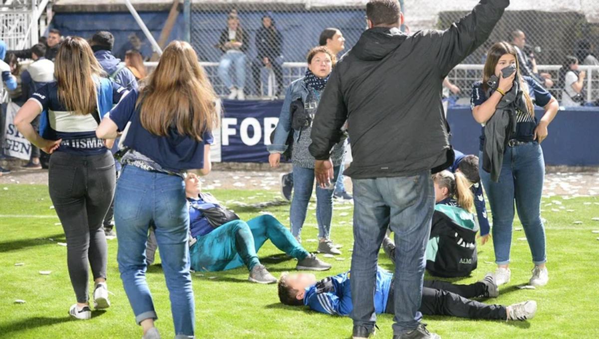 EN EL CAMPO. Cientos de hinchas ingresaron a la cancha para poder respirar mejor después de los incidentes.