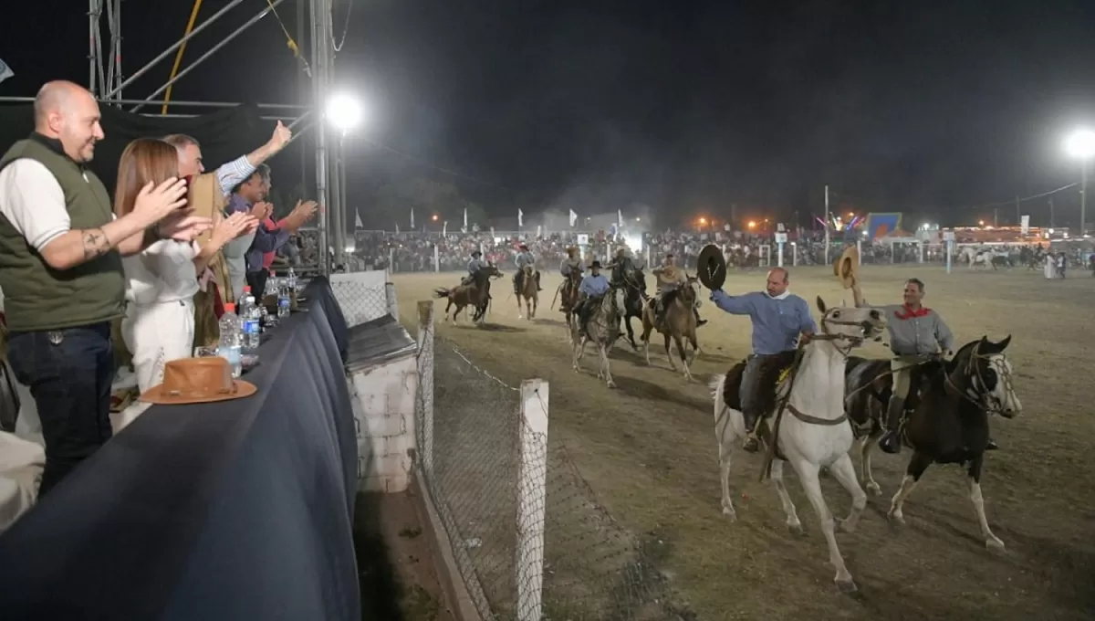 EN TRANCAS. El gobernador interino, Osvaldo Jaldo, saluda a los jinetes durante la tercera noche del Festival del Caballo.