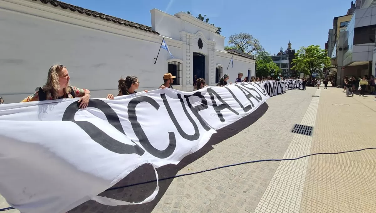 RECUPERACIÓN. La bandera fue cosida y desplegada unos minutos frente a la Casa Histórica.