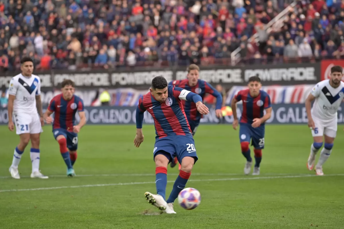 CATEGORÍA. Néstor Ortigoza ingresó a patear el penal, puso el 1 a 0 y San Lorenzo ganó el partido ante Vélez. Foto de Prensa San Lorenzo