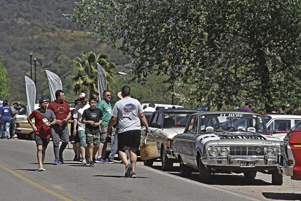 PARA VER. En El Cadillal, los autos se ubicaron al costado de la ruta.