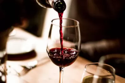 ¿Es recomendable consumir una copa de vino al día?