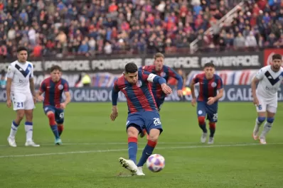 San Lorenzo venció a Vélez sobre el final del partido, con un gol de penal de Ortigoza