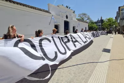 Bienal de Fotografía Documental: repararon la obra dañada frente a la Casa Histórica