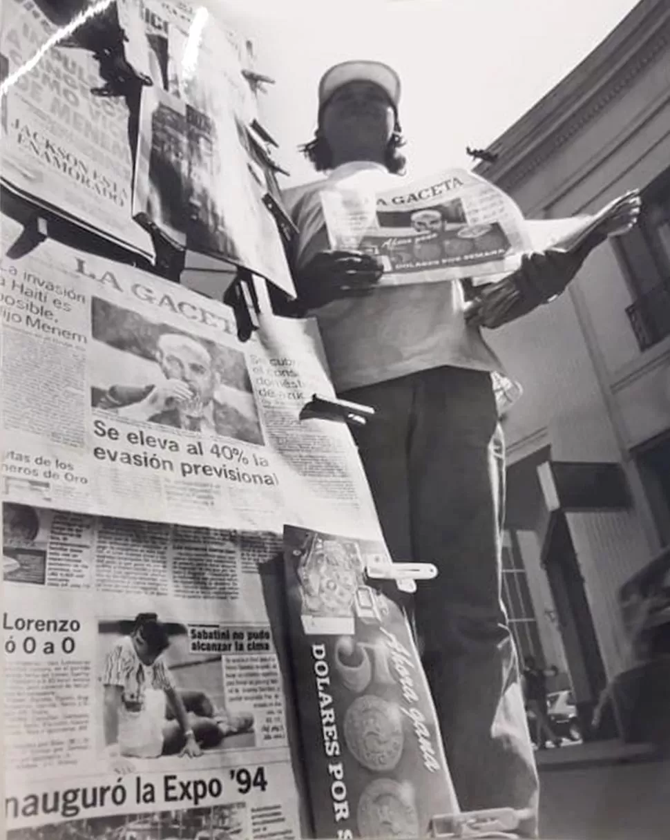 EN PLENA PEATONAL. La venta de LA GACETA en los años 90. 