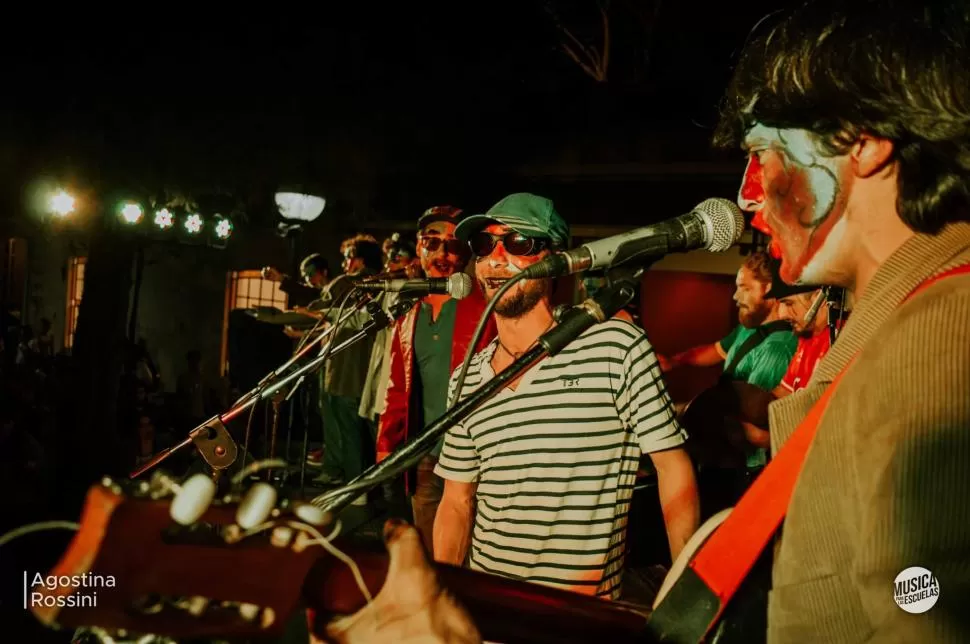 ROSTROS PINTADOS. Los integrantes de la murga son muchos, y mucha es la energía que despliegan en su show. foto de agostina rossini