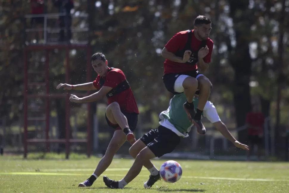 SIN DESCANSO. El plantel se entrenó ayer y hoy por la mañana continuará con su preparación de cara al duelo con Flandria. twitter@casmoficial