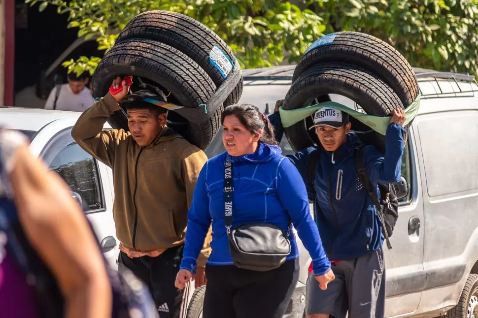 NUEVA MODA. El paso de cubiertas se convirtió en uno de las principales actividades en la frontera norte de Salta. Personas de distintos puntos del país llegan aquí en búsqueda de neumáticos. Fotos Gentileza Juan Leandro Herrera  