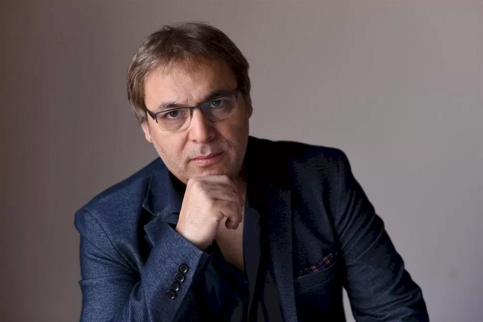 HISTORIAS DE DIVÁN. El psicoanalista, escritor y performer Gabriel Rolón pone en escena textos reflexivos. 