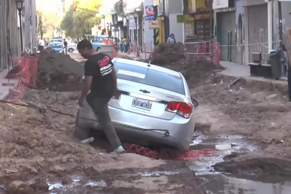 EN EL BARRO. Así quedó el auto luego de ingresar a la obra en construcción. captura de video