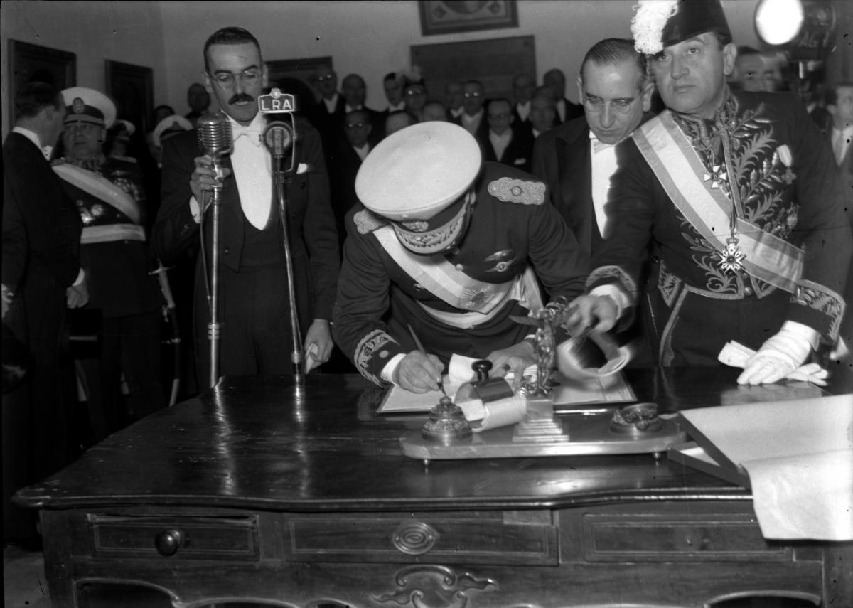 LA GORRA DE UN PRESIDENTE. Juan Carlos Onganía firma el libro de visitas en la Casa Histórica.