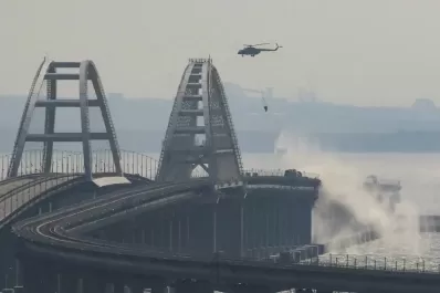 Buzos rusos analizan el puente de Crimea dañado por una explosión