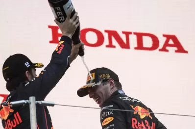Con una victoria en un desvirtuado y confuso GP de Japón, Verstappen se coronó campeón de la F1