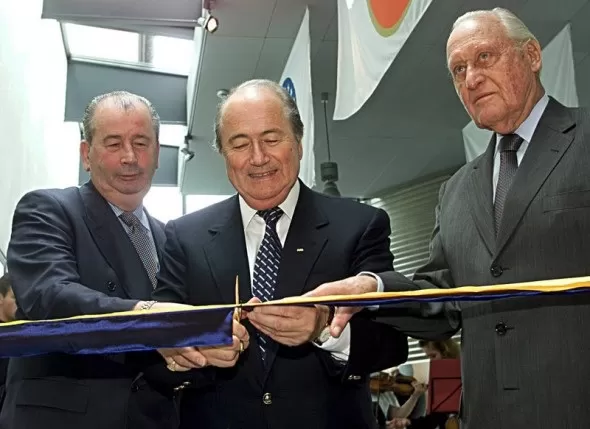 TRES ANTIGUOS HOMBRES FUERTES DE LA FIFA. Julio Grondona y los ex presidentes Joseph Blatter (Suiza) y Joao Havelange (Brasil), durante una actividad de la institución a la que pertenecieron. Grondona, fallecido en 2014, ocupó la vicepresidencia y desde el cargo -sin hablar inglés- manejó los hilos durante años. Su pertenencia a la red de corrupción y los sobornos que cobró fueron probados por la investigación del FBI. 