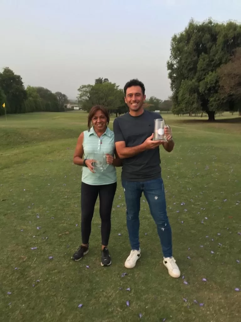 GANADORES. Juliana Stettlet y Pedro Caram Di Santo con sus trofeos. 