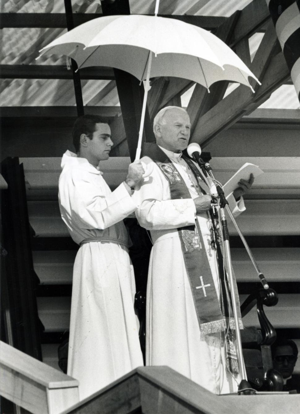 EL PAPA EN TUCUMÁN. Juan Pablo II dio misa en el aeropuerto, en abril de 1987. 
