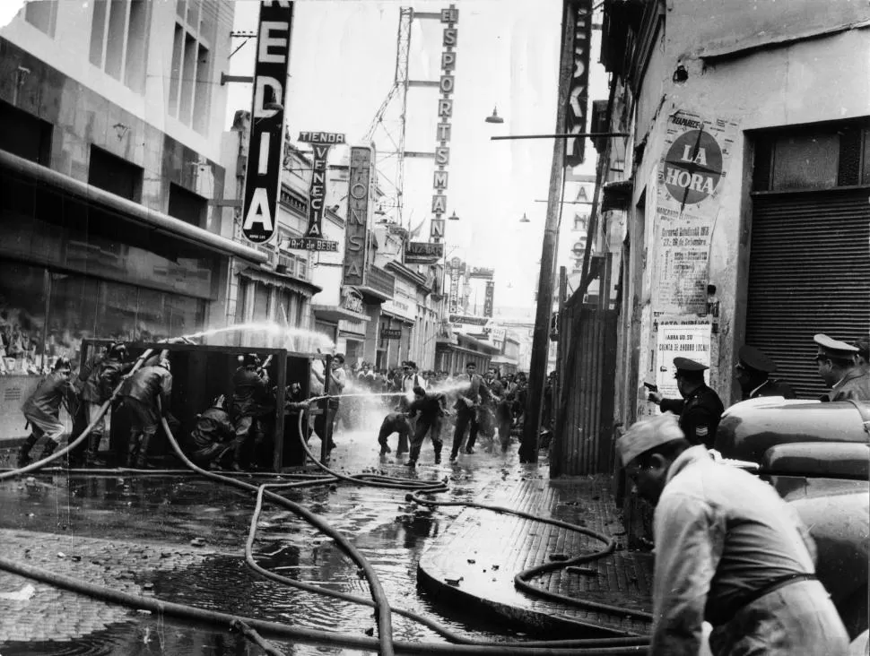 LA FOTO MÁS FAMOSA. Tomada por Edmundo Font, ganó el premio SIP-Merghentaler de 1958. Registra el momento en el que un policía (a la derecha) dispara contra estudiantes que protestaban en pleno centro. la gaceta / archivo