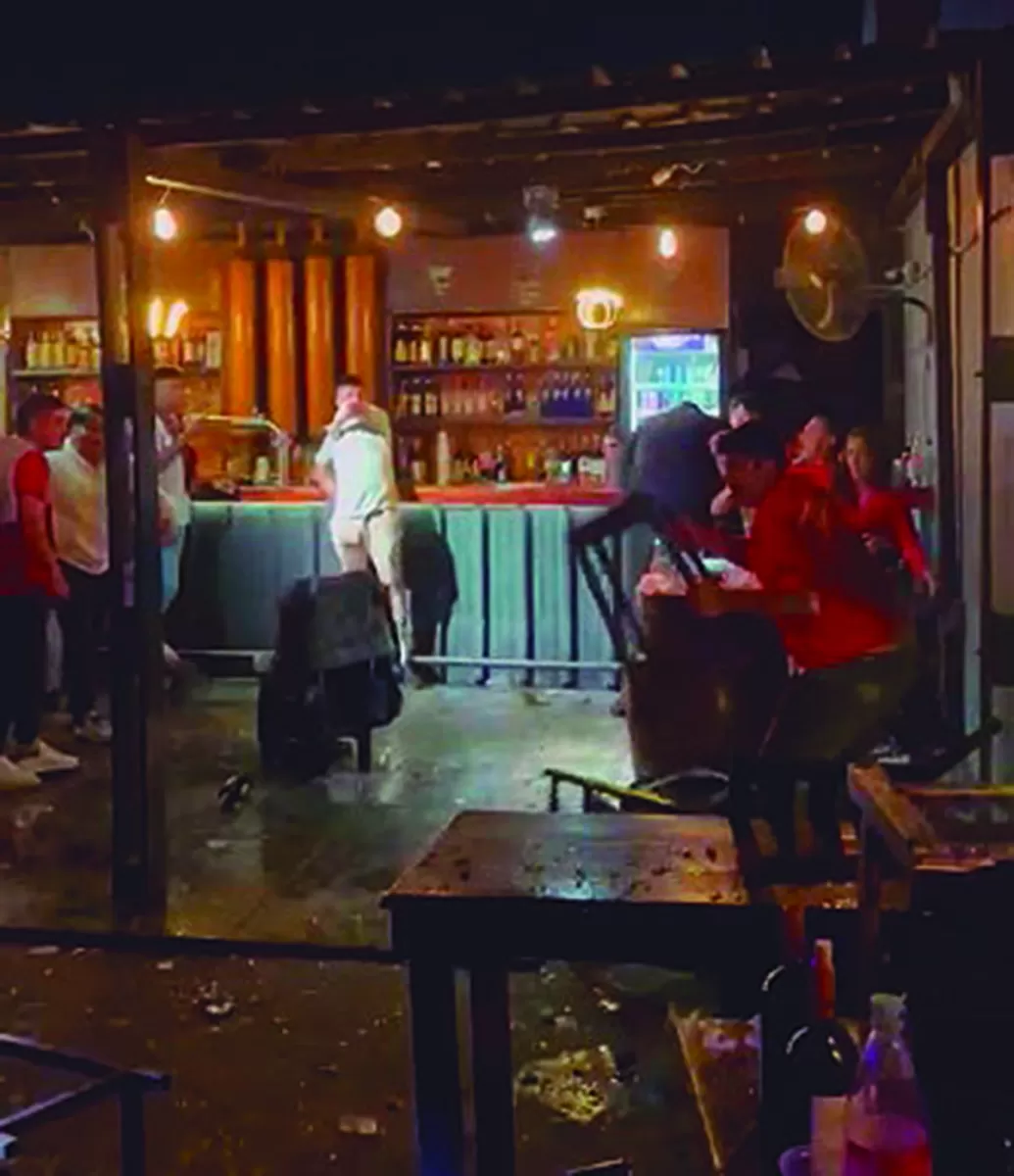 EN AGUILARES. Jóvenes se tiraron con sillas y vasos en un boliche.