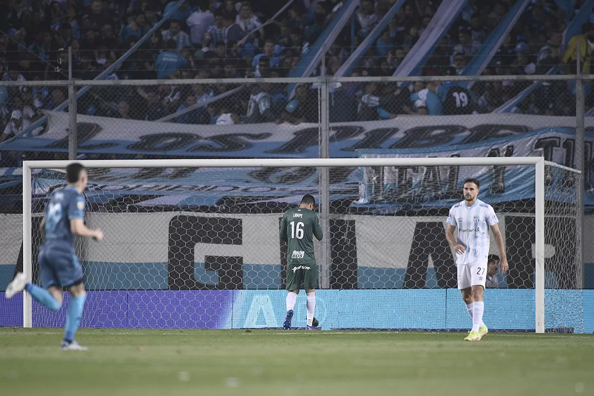 PARA EL OLVIDO. Lampe, cabizbajo, va a sacar la pelota de adentro del arco. Nicolás Thaller mastica bronca, mientras Aníbal Moreno corre a festejar con Enzo Copetti.