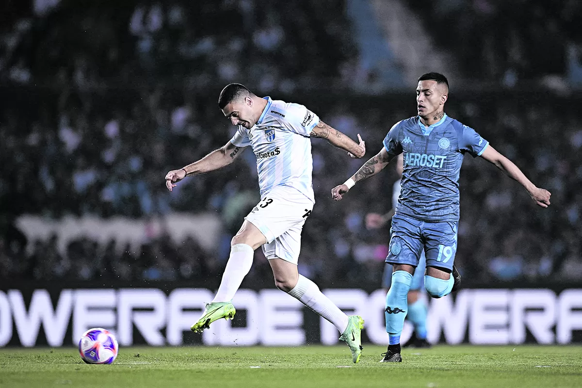 PURA GARRA. Ramiro Carrera corre ante la marca de Leonel Miranda. El volante de Atlético le puso mucho corazón a su juego, pero no pudo llevar peligro al arco rival.