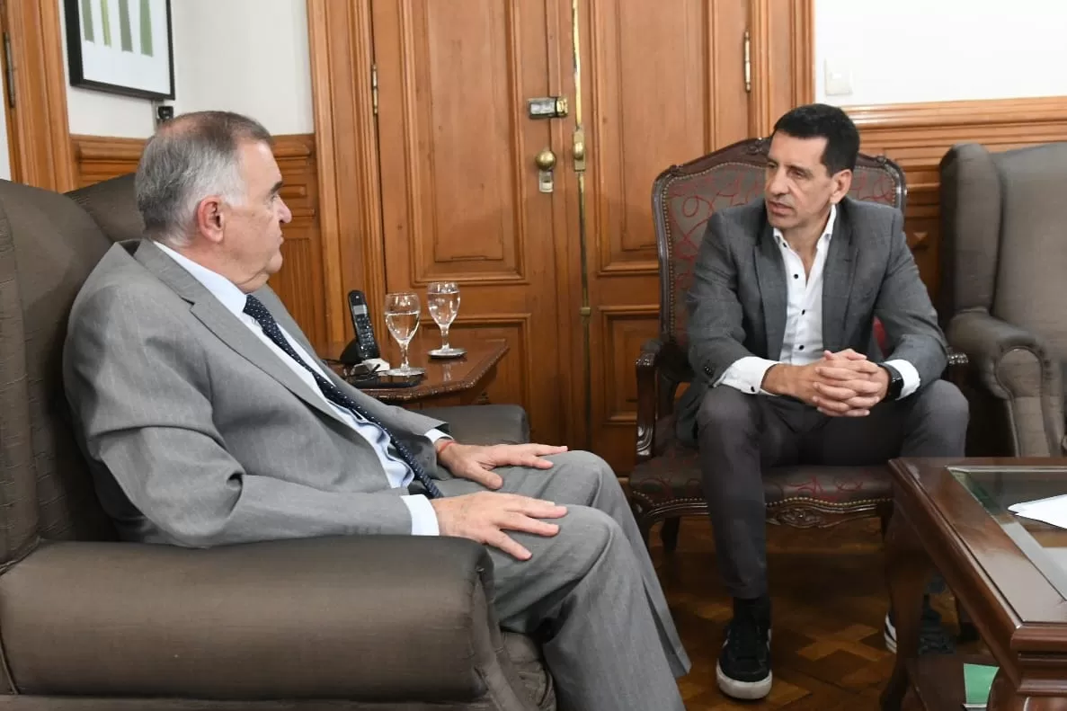 EN CASA DE GOBIERNO. Jaldo, junto al jefe regional del Ente Nacional de Obras Hídricas y Saneamiento, Gerónimo Vargas Aignasse. Foto de Prensa Gobernación