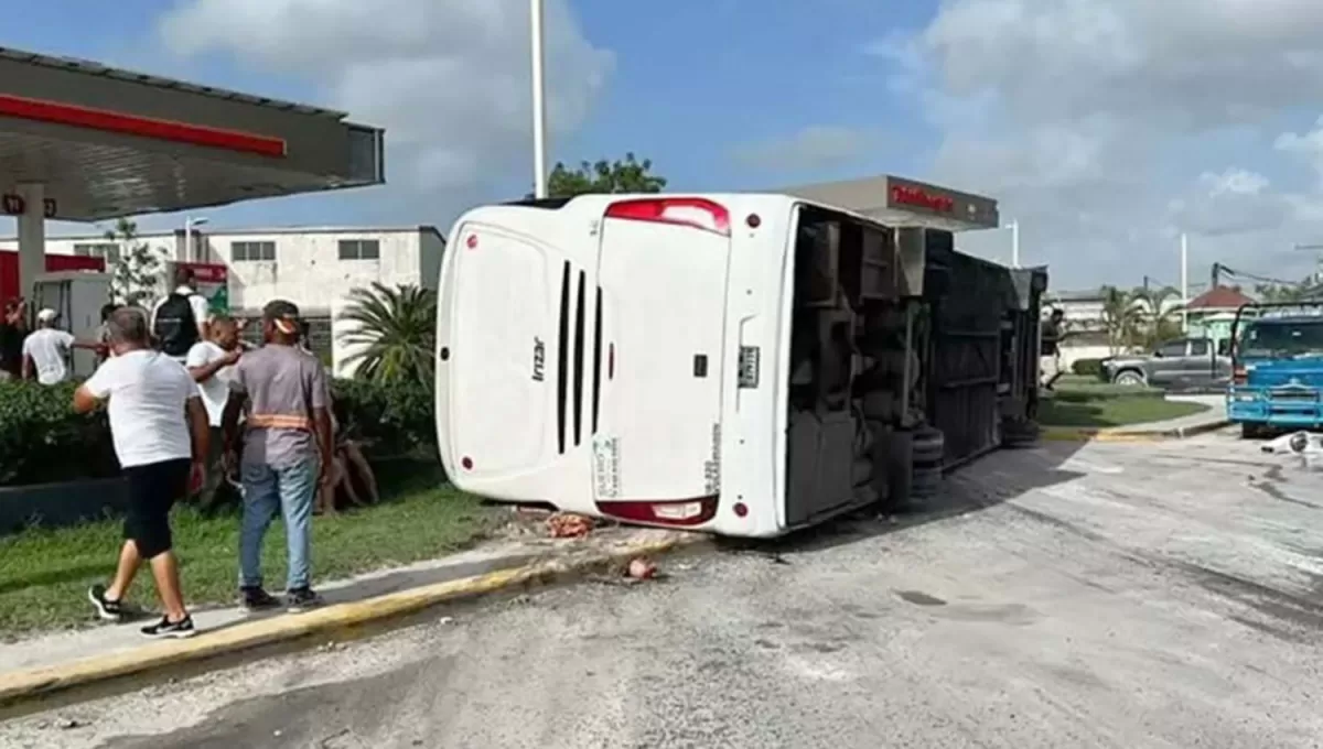 TRAGEDIA. El colectivo volcó el jueves pasado y, debido al accidente, murieron cuatro personas.