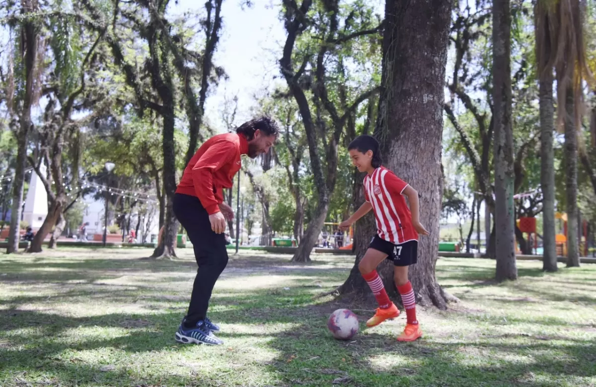 Matías Argañaraz, de las infantiles de San Martín, junto con su padre. LA GACETA / ANALÍA JARAMILLO