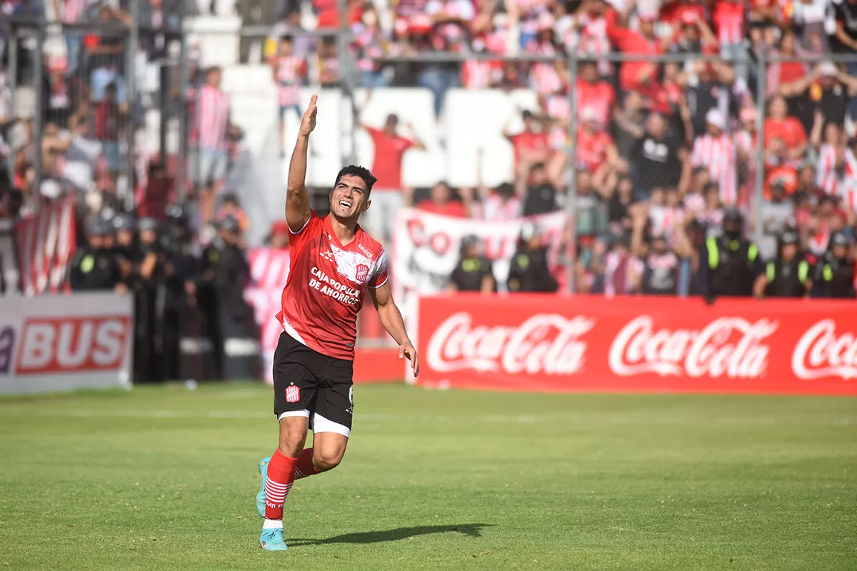 DEDICATORIA ESPECIAL. Tras volver a la titularidad y convertir el tercer gol ante Flandria, Lopes celebró su anotación, con un beso a la zona de plateas, donde se encontraban sus familiares.