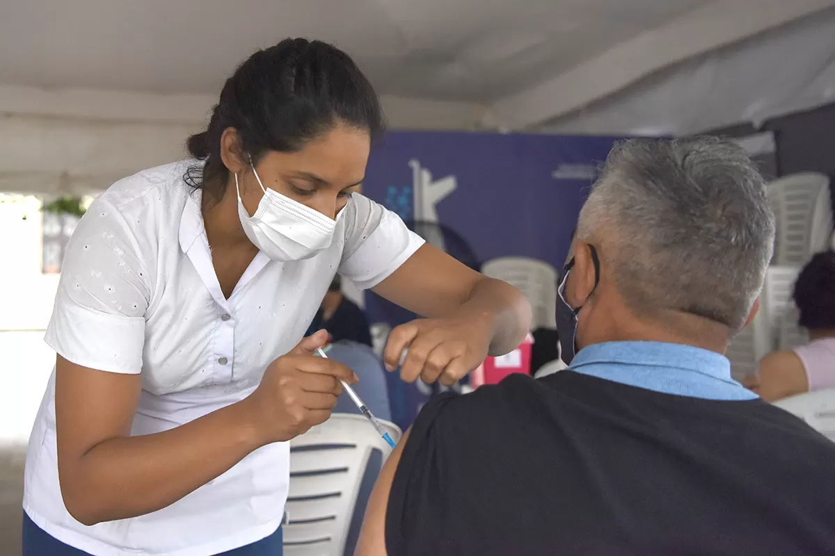 CUATRO DOSIS. El ministro dice que es lo ideal contra el coronavirus.