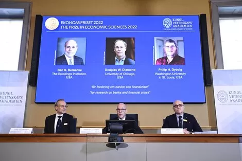 PREMIACIÓN. Miembros de la Academia Sueca anuncian los ganadores. 