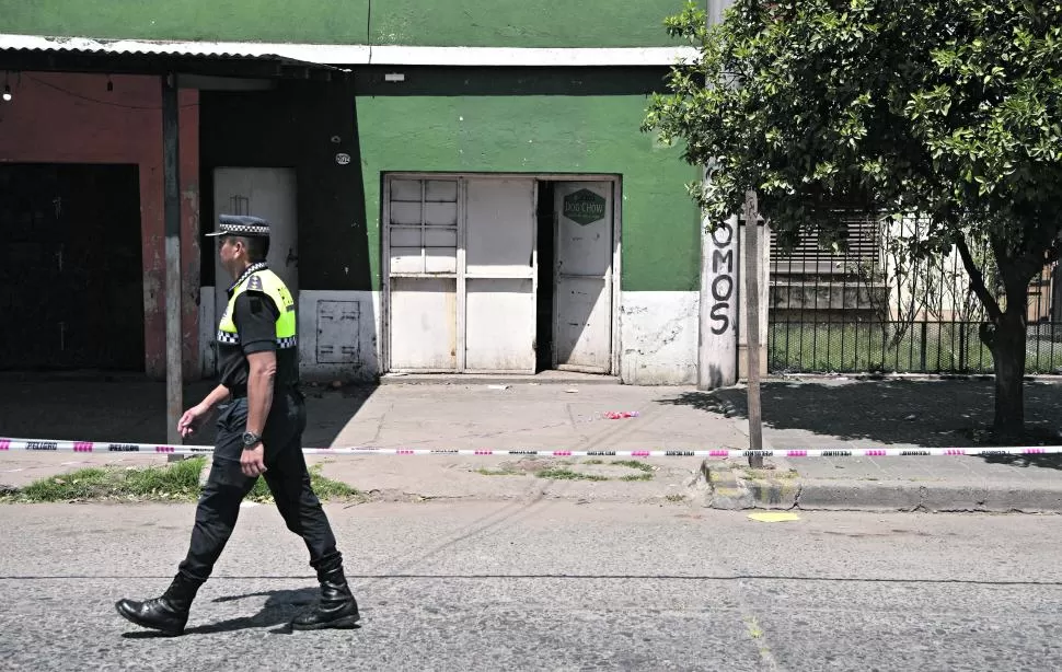 EN BELGRANO 2.600. La puerta entreabierta de la forrajería alertó a un vecino, que dio aviso a la Policía. 