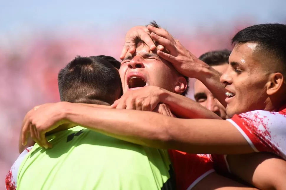 DESAHOGO. Iván Maggi celebró emocionado el primer gol de la tarde, en su vuelta al equipo titular del “Santo”. 