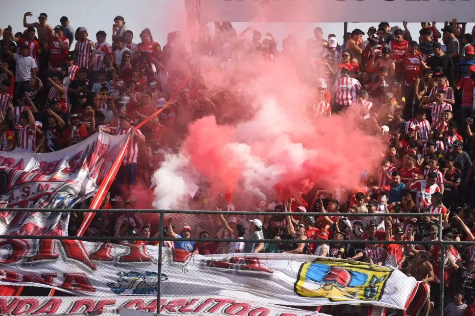 UNA FIESTA. Los hinchas “Santos” aprovecharon el feriado y llegaron en multitudes al estadio. A puro cantos y aplausos, aportaron lo suyo a un partido difícil en los papeles. 