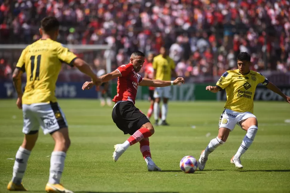 EN TODOS LOS DETALLES. Pellerano se muestra como líder. Desde el fondo empuja a sus compañeros y los aconseja dentro del campo. Tras el 2-0, pidió acelerar los festejos para ir en busca de más goles.  