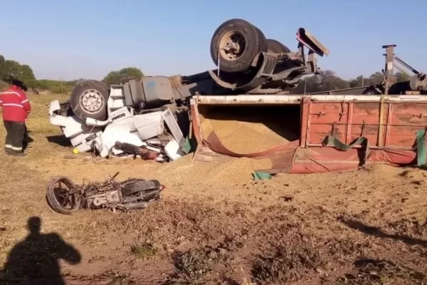 Un hombre asesinó a su pareja, escapó y murió al chocar contra un camión