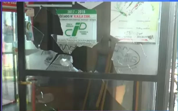 DESTROZOS. Así quedó la puerta de la panadería de avenida Colón y San Lorenzo, en Floresta.  