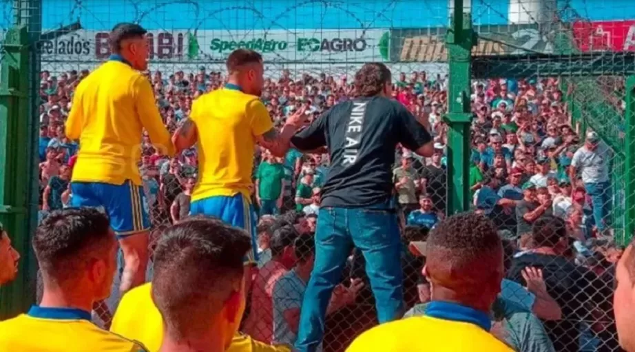 Incidentes antes del partido entre Boca y Sarmiento. 