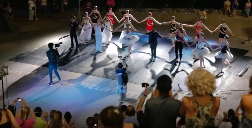    EN ESCENA. El saludo de bailarinas y técnicos en la función previa, a beneficio del Hogar San Agustín. GENTILEZA YANINA LLENES