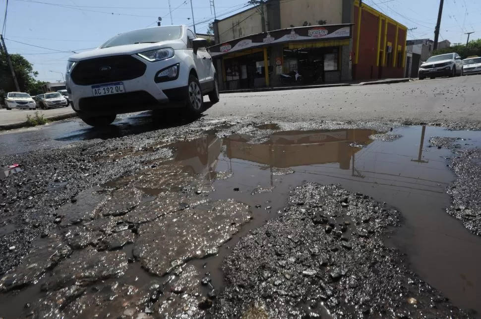 CONSECUENCIAS. Cuando rebalsa, el agua cloacal inunda toda la calle Italia al 1400. A los vecinos les preocupa también la cuestión de salubridad. LA GACETA / FOTOS DE ANTONIO FERRONI