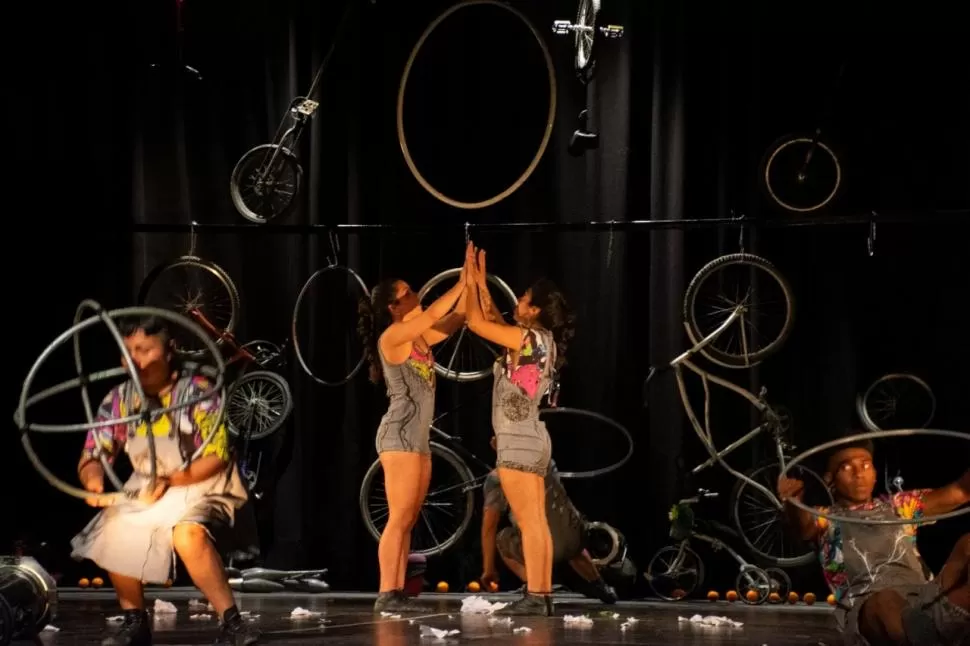 PRESENCIA DESTACADA. El grupo tucumano de circo contemporáneo Rodado 20 presentó “Liebres” y desplegó su rutina en el cierre de la Fiesta. 