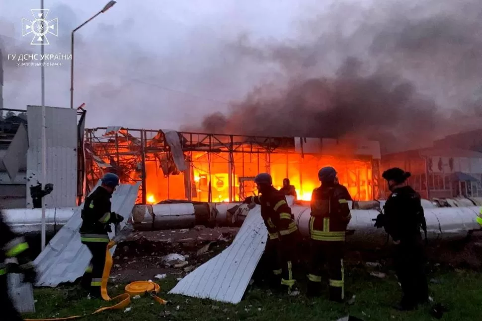 EN LLAMAS. Los bomberos trabajan en un edificio destruido durante un ataque con misiles rusos en Zaporizhzhia, Ucrania. 