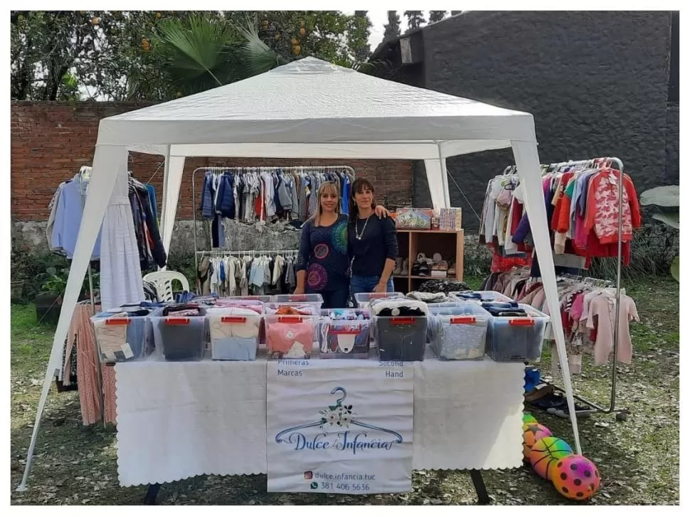 EMPRENDIMIENTO. Noelia y Natalia concurren a ferias y venden por las redes ropa de niños de segunda mano. 
