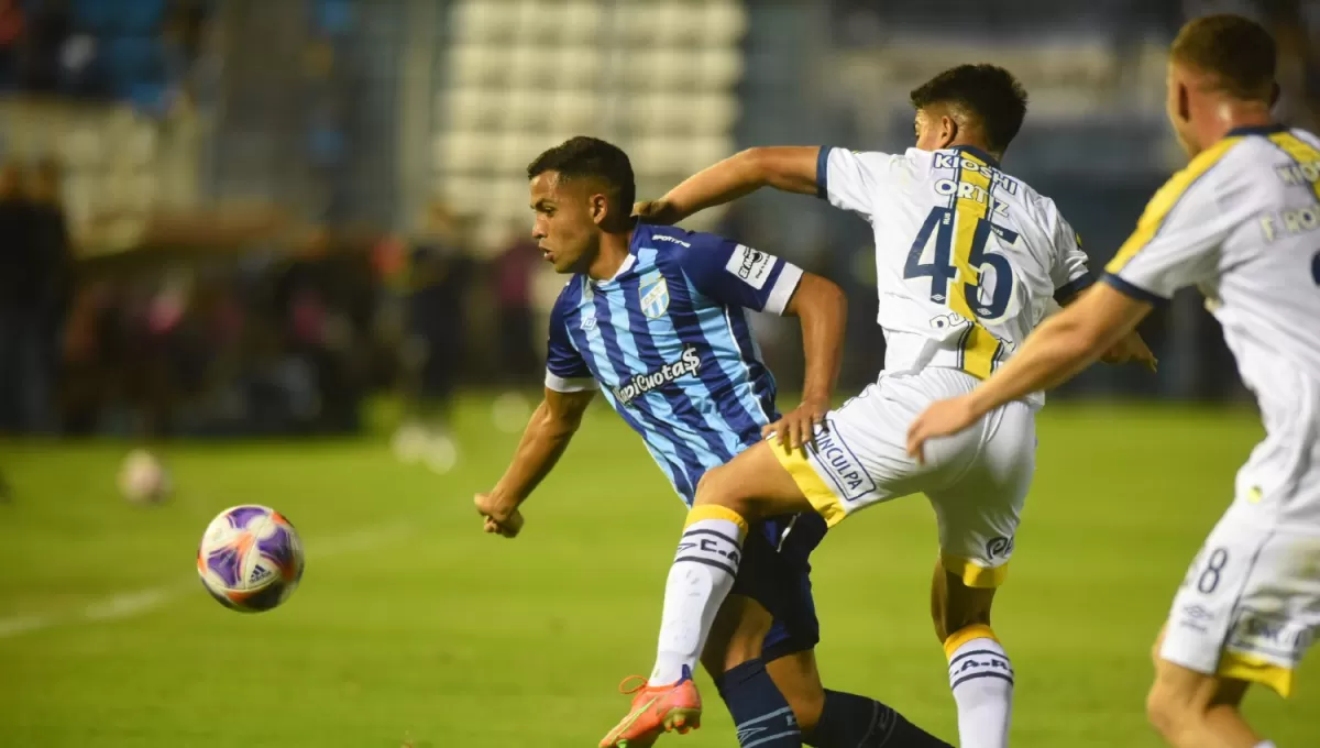 NO CLAUDICA. Atlético presiona a Rosario Central pero no logra quebrar el arco de Gaspar Servio.