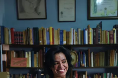 Casi no ve, ama los libros y se recibió con una tesis sobre los ciegos