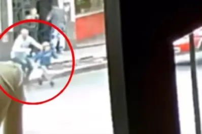 Video: Un nene fue atropellado por un colectivo y resultó ileso