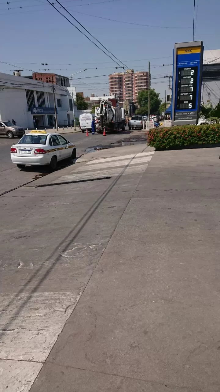 POSTAL. Los camiones de la SAT fueron a averiguar qué pasa con las cloacas. 